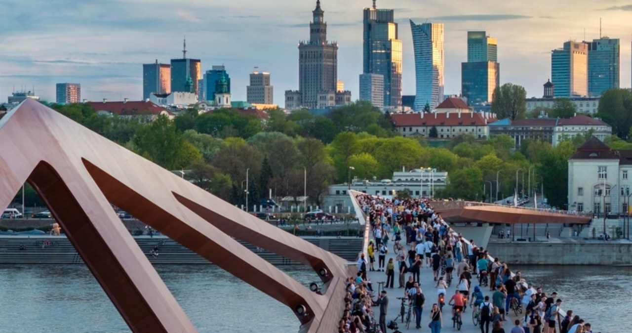 Polacy narzekają na życie, mniej na Polskę. Łakomie patrzymy w kierunku Hiszpanii