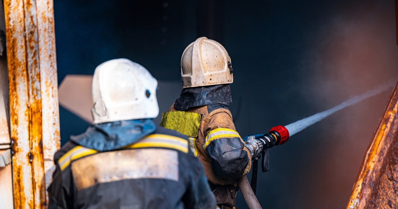 Duży warsztat samochodowy w ogniu. Pożar w Zielonej Górze