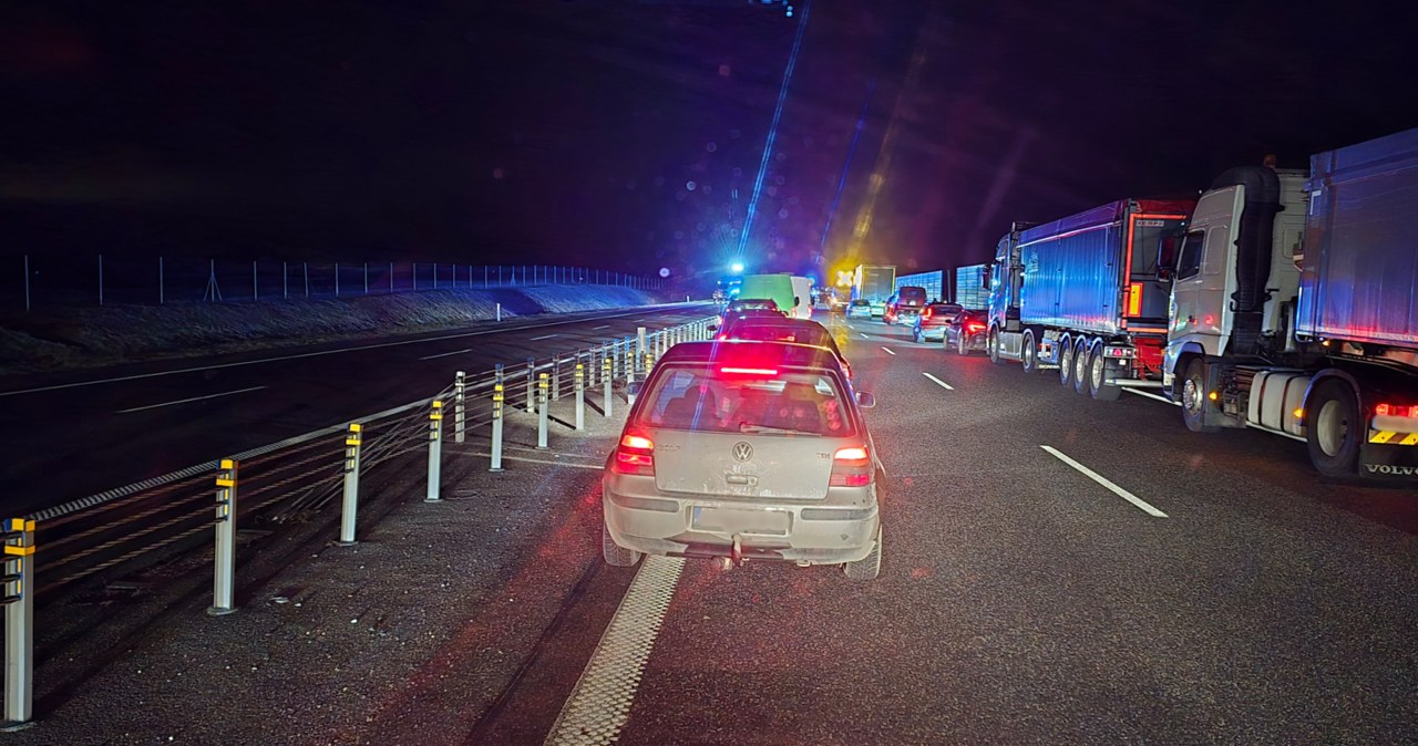 Ciężarówka uderzyła w bariery. Autostrada A1 zablokowana