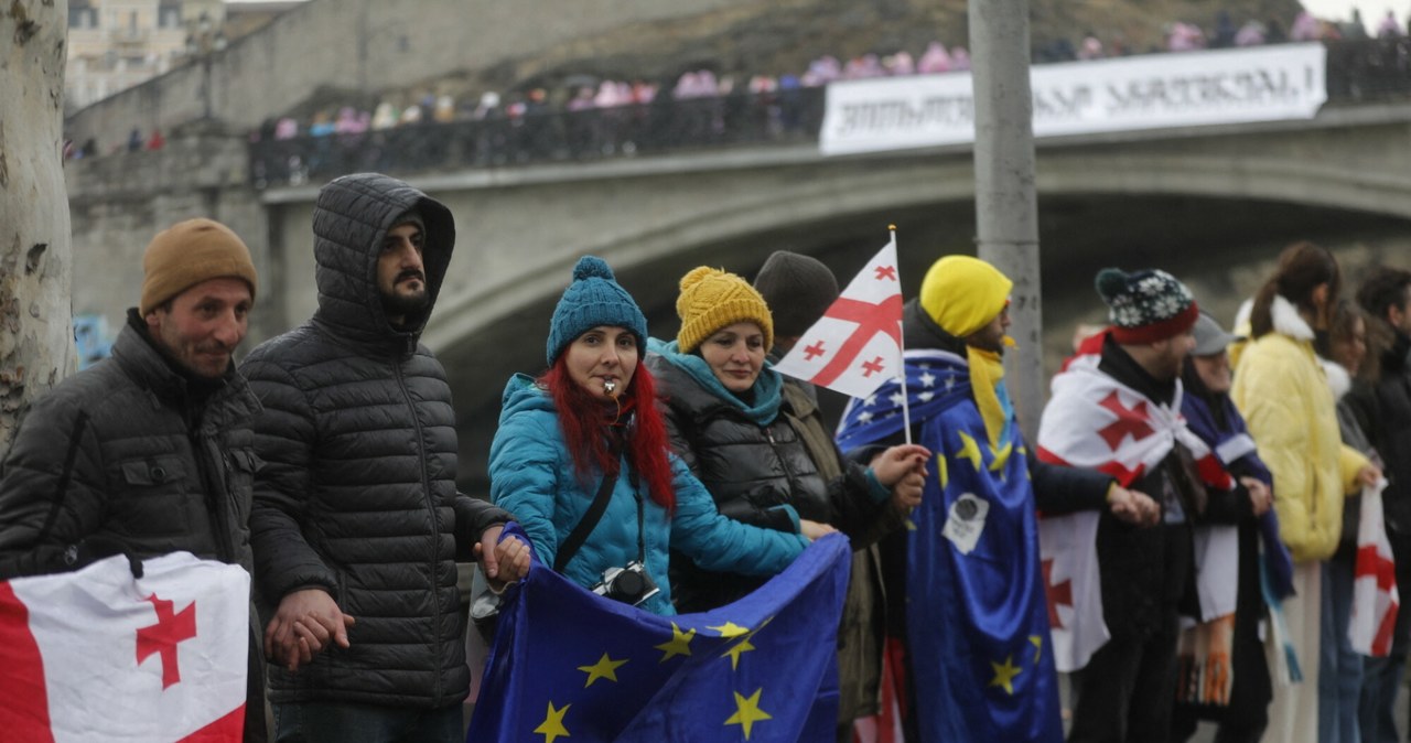 Tysiące Gruzinów wyszły na ulice. Stworzyli "łańcuch jedności" [ZDJĘCIA]