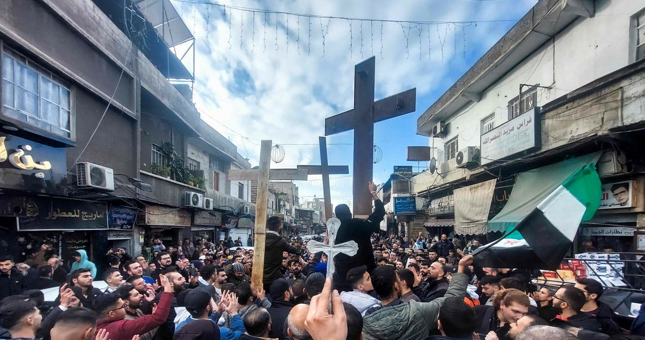 Spalona choinka, atak na kościół. Chrześcijanie protestowali w Syrii