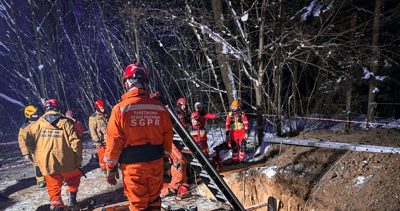 Mężczyzna uwięziony w studni na głębokości 6 metrów. Koniec akcji ratunkowej