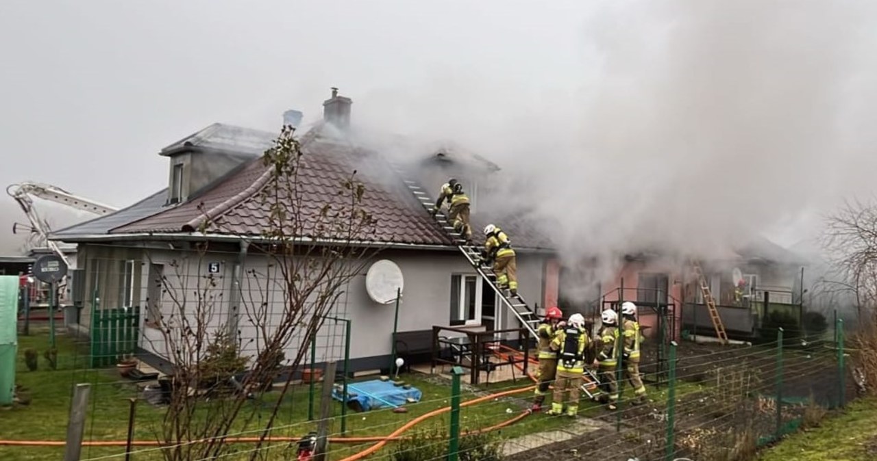 Pożar budynku wielorodzinnego w Wałczu Drugim. Z płomieni uciekło 11 osób