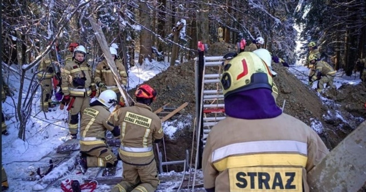 Mężczyzna uwięziony w studni na głębokości 6 metrów. Akcja ratunkowa