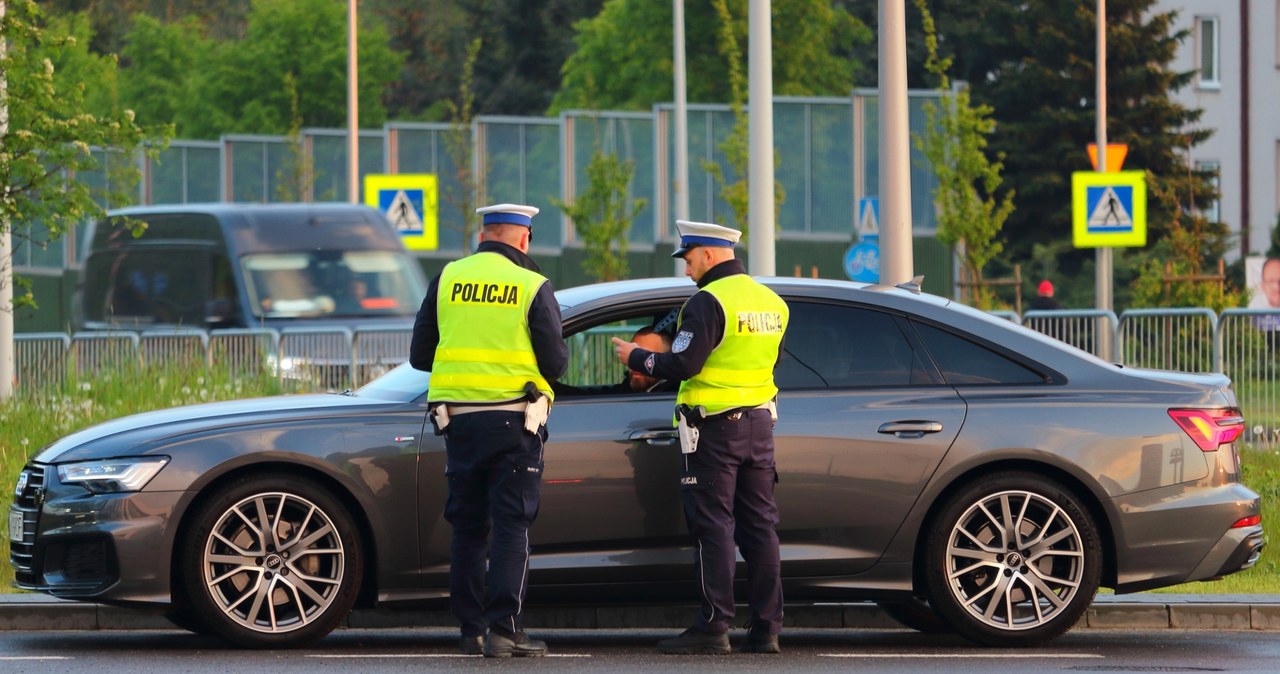 Policjanci brali łapówki od kierowców. 14 osób podejrzanych o korupcję