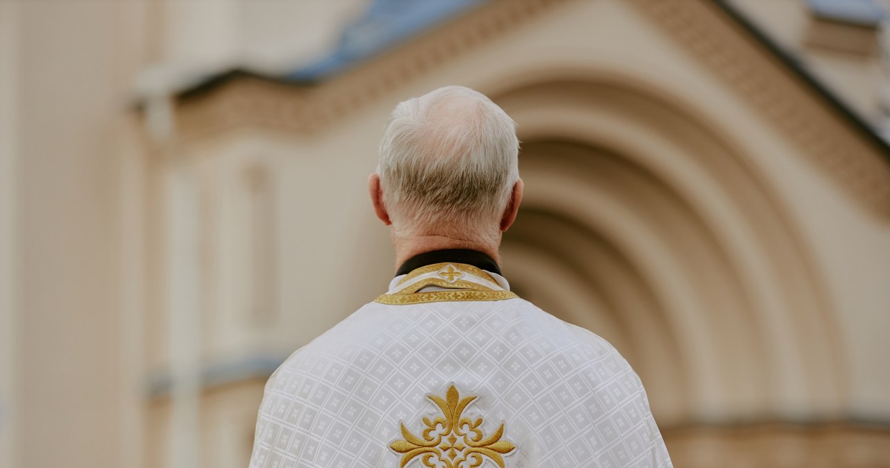 Zażalenie na brak aresztu dla księdza z Sosnowca. W jego mieszkaniu zmarł mężczyzna