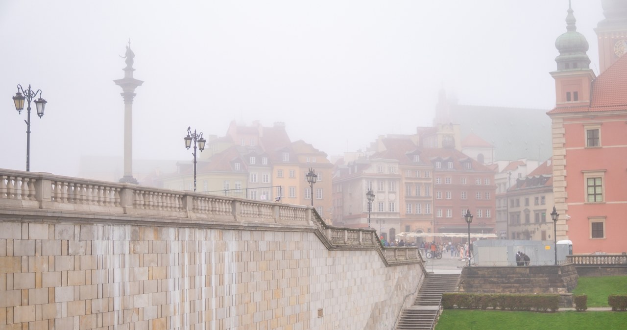 Gęsta mgła w 13 województwach. IMGW wydało ostrzeżenia