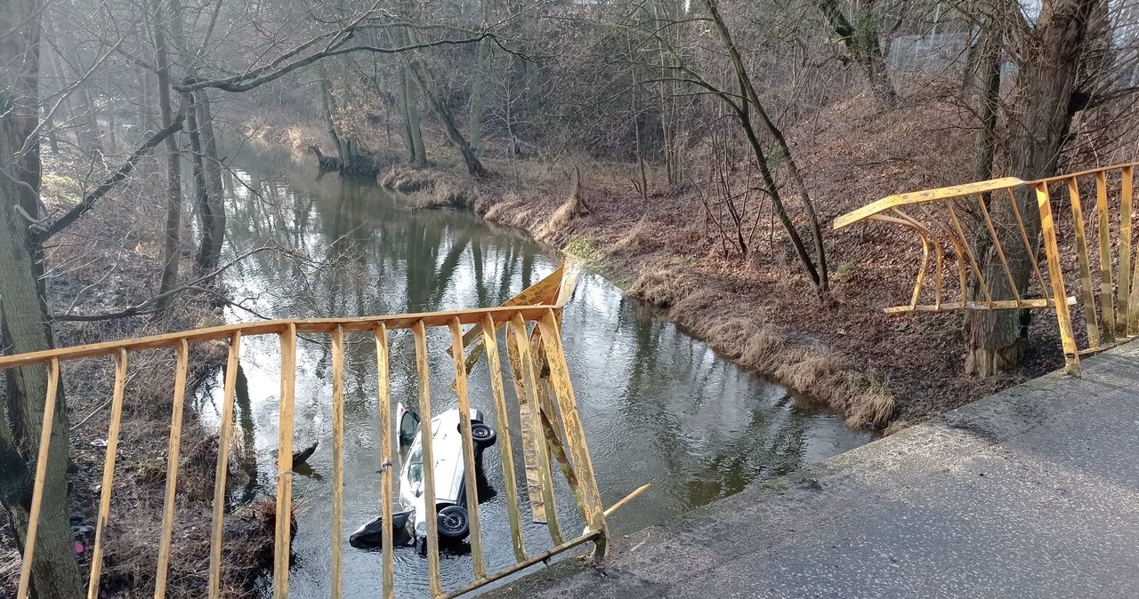 Auto spadło z mostu do rzeki. Świadkowie ruszyli na pomoc