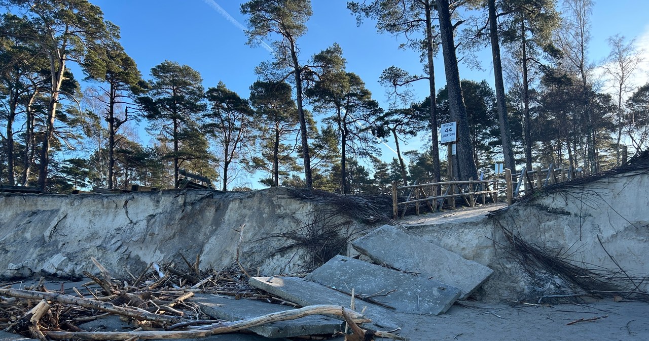 Lubiatowo: Sztorm zniszczył zejście na plażę i odkrył tajemnice sprzed lat