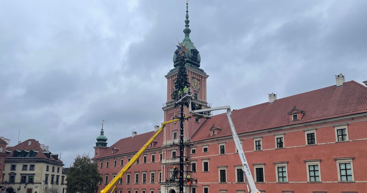 "Kingsajz" w Warszawie? Nie. To świąteczne iluminacje i największa w Polsce choinka