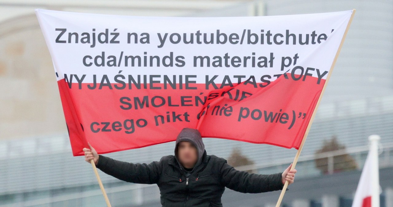 Wszedł na pomnik smoleński z przedmiotem przypominający broń. Został obezwładniony