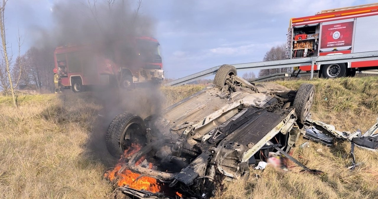 Uciekał przed policją, uderzył w bariery. Samochód stanął w płomieniach