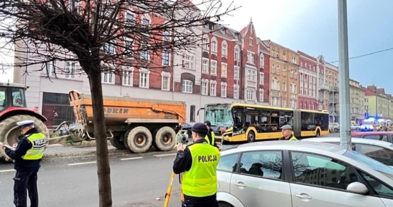 Zderzenie autobusu z traktorem w Gliwicach. Są ranni